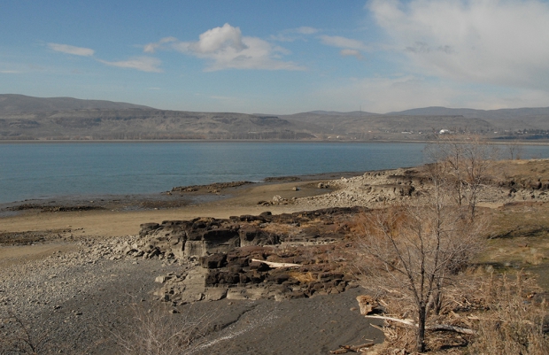 This photo of the Columbia River at Vantage shows the effects of the drawdown of the Wanapum Dam