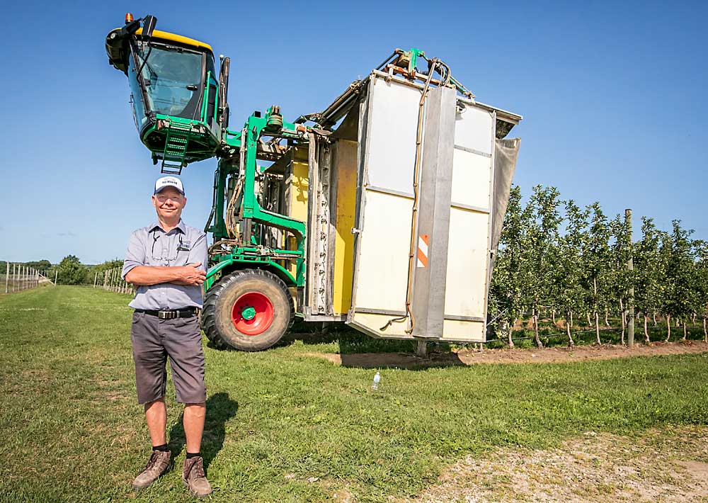 Marius Botden, propietario de Botden Orchards y Blue Mountain Fruit Co., dijo que su enfoque innovador en lo que a pulverizadores respecta redujo los gastos de la compañía en productos químicos y aumentó la eficiencia. (TJ Mullinax/Good Fruit Grower)