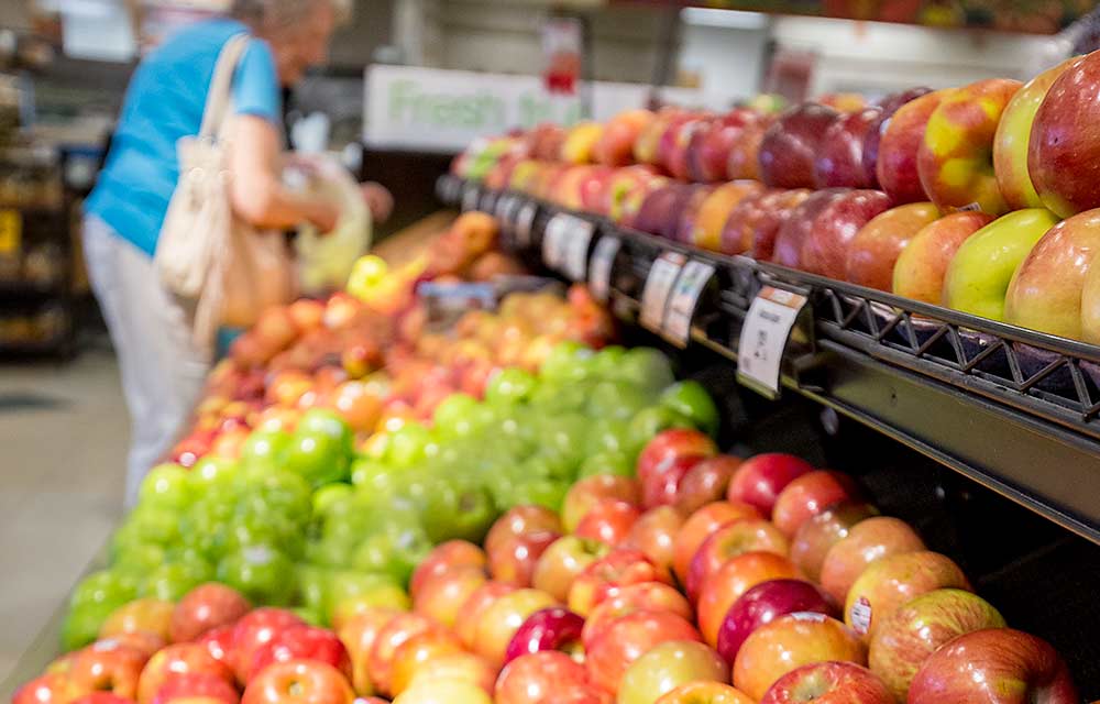 Randy Riley, director de comercialización de productos para The Kroger Co., dijo que hay demasiadas variedades de manzanas en los estantes de las tiendas de comestibles. Varias variedades de manzanas, incluyendo estas Fuji, se exhiben en una tienda de comestibles de Fred Meyer en Yakima, Washington, en el 2015. Fred Meyer es parte de Kroger. (TJ Mullinax/Good Fruit Grower)