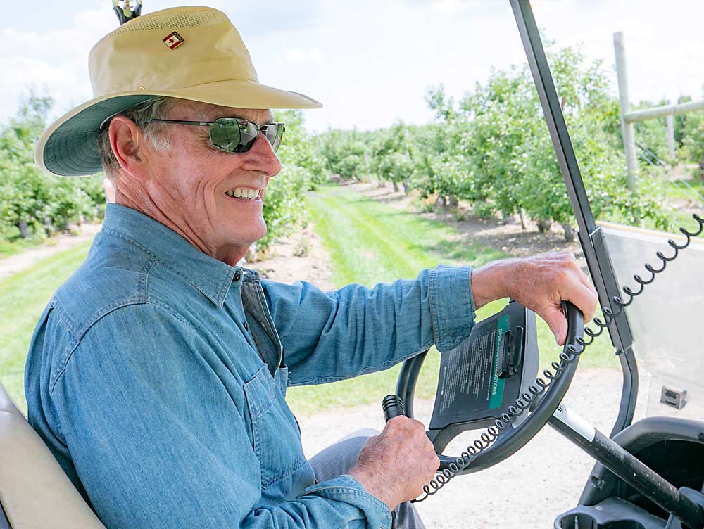 Para Tom Chudleigh, dueño de Chudleigh’s Farm, no es solo hierba en el huerto. Dijo a los asistentes de IFTA, mientras saltaba a un carrito de golf, que el césped de la hilera debe verse tan bien como un campo de golf bien cuidado para atraer a los clientes a su huerto de manzanos con el concepto “recógelo tú mismo” y su vez espacio de agroentretenimiento. (TJ Mullinax/Good Fruit Grower)