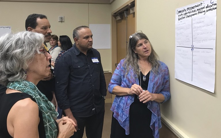 Participantes trabajando en un ejercicio de empoderamiento comunitario durante los talleres del primer retiro de trabajo de la Red de Agricultura Latinx. (De izquierda a derecha) Suzanne Weltman, Coordinadora regional de Nutrition Links; Manuel Saldaña y Eddy Ulerio, líderes de la comunidad latinx del área de Hazleton; y Carolee Bull, profesora y jefa del Departamento de Fitopatología y Microbiología Ambiental. (Cortesía Universidad de Penn State)