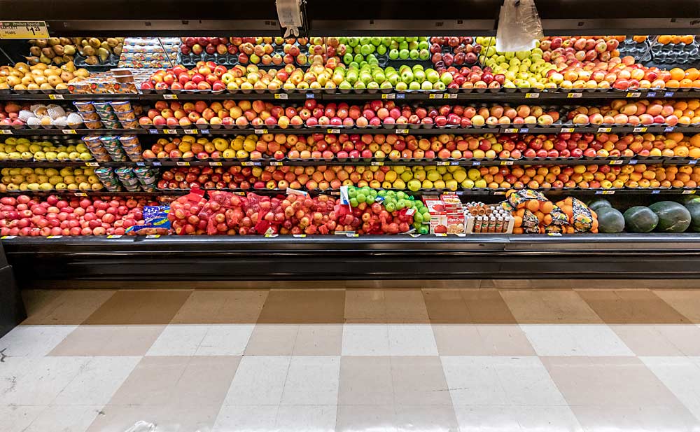 En la actualidad, muchas variedades de manzanas compiten por la atención de los minoristas, y por espacio en los exhibidores de productos, como se puede ver aquí en una tienda de comestibles en Selah, Washington en el mes de septiembre. La proliferación de las marcas de manzanas gestionadas podría estar en su apogeo, y en los próximos años se revelará cuáles permanecerán. (TJ Mullinax/Good Fruit Grower)