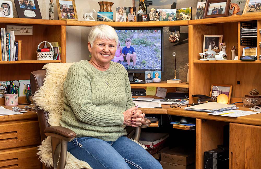 Desde la oficina de la huerta de su familia en Cashmere, Washington, Lesa Bland gestiona la contabilidad de unos 30 pequeños agricultores en el norte central de Washington. Aparte del tiempo dedicado a la administración, indicó que la pandemia por el coronavirus ha tenido poco impacto financiero directo en sus clientes. (TJ Mullinax/Good Fruit Grower)