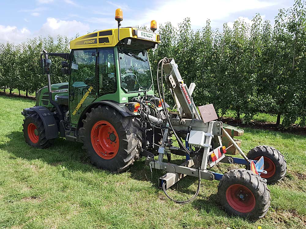 En los Países Bajos, los investigadores desarrollaron un robot de poda de raíces para ayudar a los productores a manejar el vigor. El proyecto, parte de un esfuerzo más amplio para llevar al manejo y automatización impulsada por sensores a los huertos, conocido como Fruit 4.0, utiliza imágenes del dosel obtenidas con drones para crear un mapa de tareas que dirige la poda de raíces con velocidad variable que realiza un tractor autónomo. (Cortesía de Peter Frans de Jong)