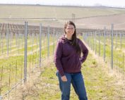 Sadie Drury, directora general de North Slope Management, una empresa de explotación de viñedos con sede en Walla Walla Washington, en un bloque preparado para un estudio de replantación con portainjertos a finales de esta primavera. (Kate Prengaman/Good Fruit Grower)