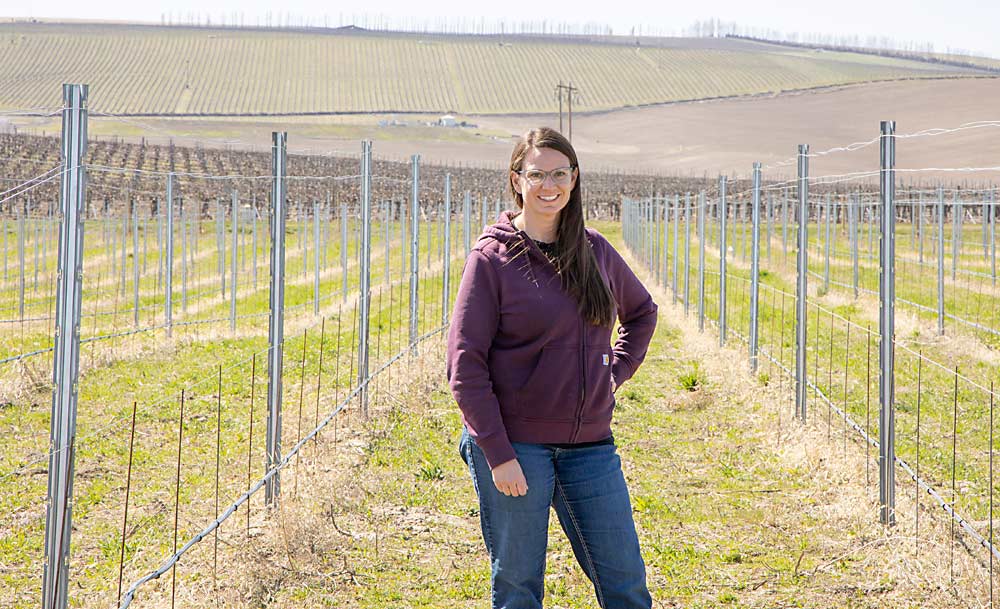 Sadie Drury, directora general de North Slope Management, una empresa de explotación de viñedos con sede en Walla Walla Washington, en un bloque preparado para un estudio de replantación con portainjertos a finales de esta primavera. (Kate Prengaman/Good Fruit Grower)