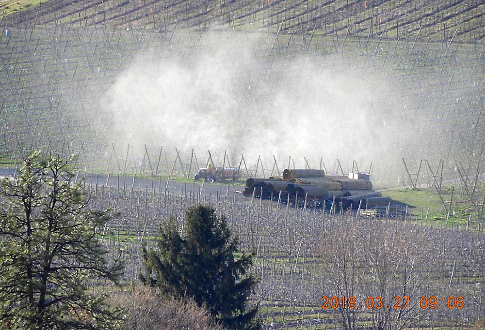 La deriva de un rociador por inyección de aire es visible desde la distancia. Esta primavera, los inspectores del Departamento de Agricultura del Estado de Washington (WSDA) estarán atentos a la deriva procedente de rociadores por inyección de aire como parte de un nuevo programa de inspección centrado en la deriva, según el gerente del programa de cumplimiento de pesticidas, Tim Schultz. Ver ahora una deriva como esta, hará que los inspectores del WSDA inicien una nueva inspección centrada en la deriva y que tiene como objetivo alentar a los productores y aplicadores a ser más diligentes con la calibración de los rociadores y las evaluaciones climáticas antes de aplicar pesticidas. (Cortesía del WSDA)