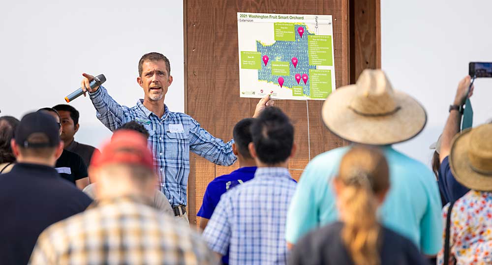 Durante un día de campo en julio, el propietario de innov8.ag, Steve Mantle, comparte un mapa de todos los sensores y tecnologías que se encuentran en un bloque de Honeycrisp de Grandview, Washington, que alberga el proyecto Huerto Inteligente. El trabajo está respaldado por la Comisión de Investigación de Árboles Frutales de Washington y la Universidad Estatal de Washington (WSU). (TJ Mullinax/Good Fruit Grower)