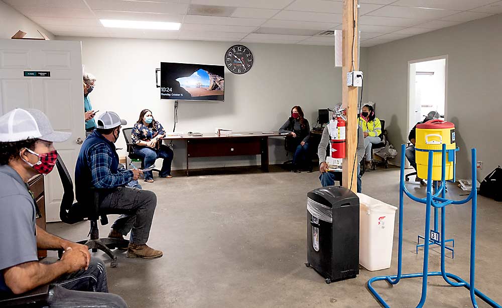 Más que una conversación casual en el trabajo: El equipo directivo del rancho de Stemilt Growers en Quincy, Washington, discute cómo suministrar agua a los trabajadores como parte de un esfuerzo de capacitación dirigido por la Iniciativa para una Alimentación Equitativa (EFI) de 2020. (Cortesía de Stemilt Growers)