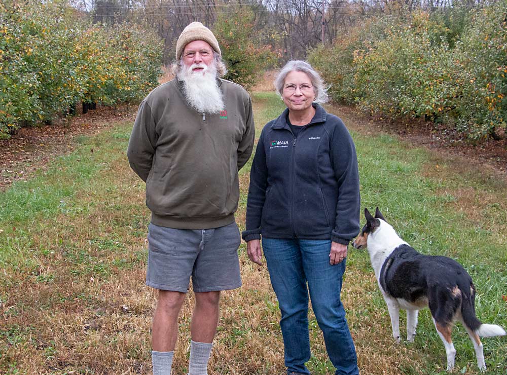 David y Valerie Doud compraron su huerto al padre de David en 1980. Tienen tres hijos mayores, todos químicos. Sus perros les ayudan a controlar a los ciervos. (Matt Milkovich/Good Fruit Grower)