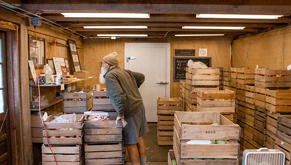 Doud en su modesto mercado en el huerto David Doud’s Countyline Orchard. La mayor parte de su fruta la vende directamente la granja, pero también la venden los mercados agrícolas locales. (Matt Milkovich/Good Fruit Grower)