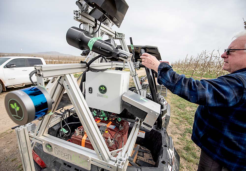 El Cartographer de Green Atlas combina varias tecnologías: un sensor lídar circular en la parte trasera que mide la geometría de los doseles de los árboles; luces estroboscópicas en la carcasa de repuesto, por encima y por debajo de la cámara, para normalizar la iluminación; cámaras, en negro, a ambos lados para capturar fotos de alta resolución a de 4 a 5 fotogramas por segundo; y potentes baterías con 10 horas de autonomía. Es esencialmente un registrador de datos, y el procesamiento tiene lugar después de descargar los datos. (TJ Mullinax/Good Fruit Grower)