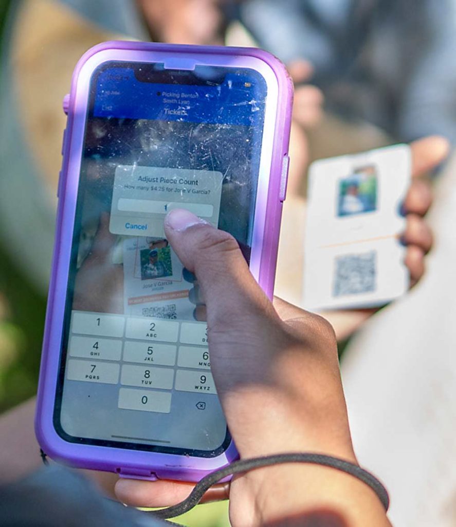 Un empleado escanea una tarjeta de identificación con la pantalla de “tickets” de la aplicación FieldClock. (Cortesía de FieldClock)