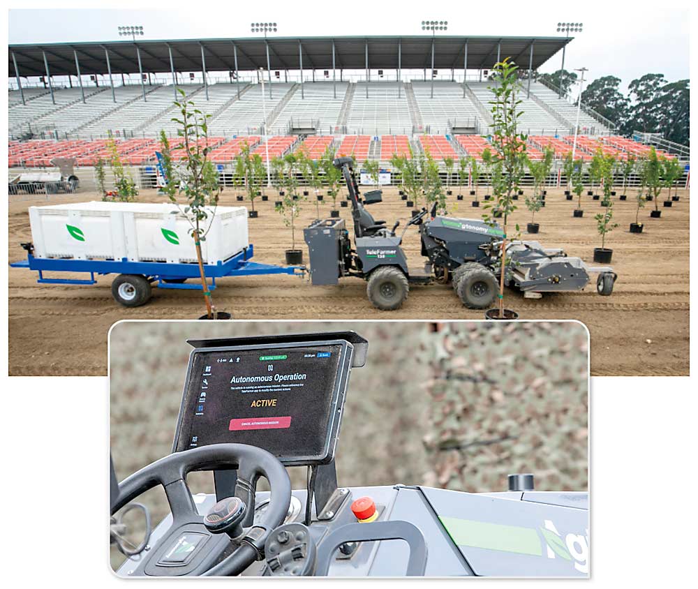 Un tractor sin conductor de la empresa Agtonomy se abre paso entre árboles plantados en macetas dispuestos para imitar una hilera de frutales durante las demostraciones de robots en la conferencia y exposición comercial llamado 2023 FIRA USA en el Complejo Deportivo de Salinas, en California. Las demostraciones en vivo formaron una parte importante del evento del septiembre de este año, en el que se mostraron los avances en automatización de cultivos especializados. Agtonomy es una empresa emergente del área de la Bahía de San Francisco que pretende comercializar su tecnología convenciendo a los fabricantes para que modernicen sus equipos actuales. El prototipo de esta foto está montado en un bastidor Bobcat. (TJ Mullinax/Good Fruit Grower)