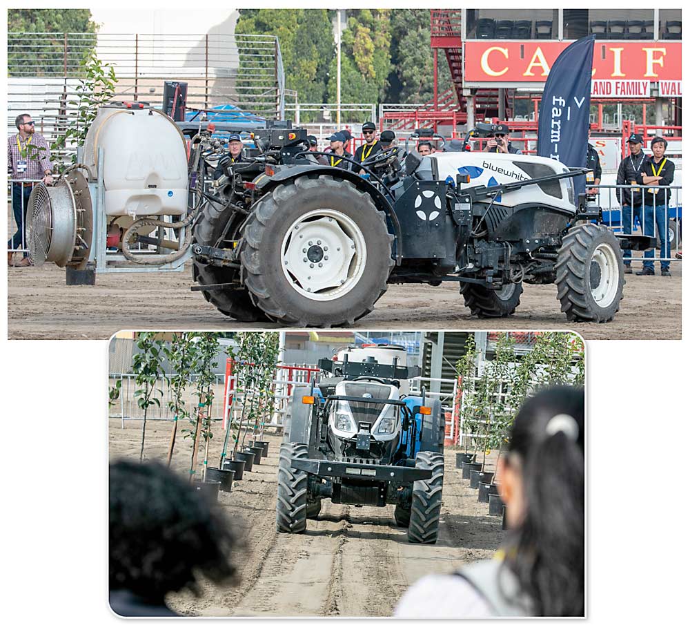 Los espectadores observan cómo un tractor equipado con un kit de navegación autónoma de Bluewhite se desplaza por la huerta de demostración. El objetivo de la empresa es tener entre 20 y 30 unidades en funcionamiento comercial en Washington para finales de este año, según su director general, Ben Alfi. (TJ Mullinax/Good Fruit Grower)