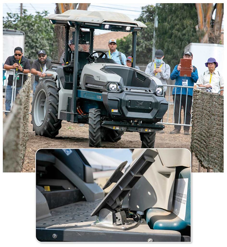 Un tractor eléctrico autodirigido de Monarch se abre camino a través de un viñedo simulado en una pista de demostración en la FIRA. La empresa californiana calcula que la batería tiene una duración de 14 horas, dependiendo de los implementos que se utilicen. (TJ Mullinax/Good Fruit Grower)