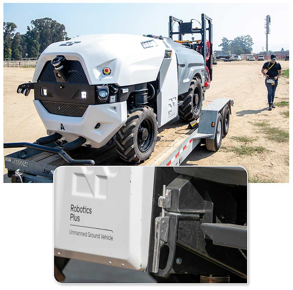 Un operador de Robotics Plus de Nueva Zelanda carga un vehículo híbrido diésel/eléctrico en un remolque al final de los tres días de la FIRA. La empresa, que participó en la exposición, pero no en las demostraciones, se enorgullece de sus cargas útiles intercambiables, como demuestran los cierres rápidos del tanque de pulverización. Robotics Plus ha realizado pruebas en huertos de Washington. (Foto superior: Ross Courtney/Good Fruit Grower; Foto inferior: TJ Mullinax/Good Fruit Grower)