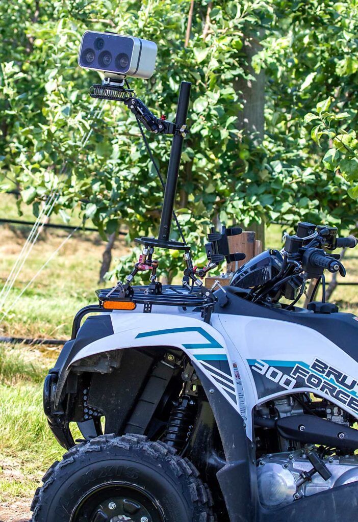 El sistema de visión Vivid-X de Vivid Machines, expuesto en la exposición Crisp Growers de Nueva Escocia, se acopla a todoterrenos u otros vehículos y ayuda a los agricultores a administrar con precisión la carga de los cultivos. (TJ Mullinax/Good Fruit Grower)