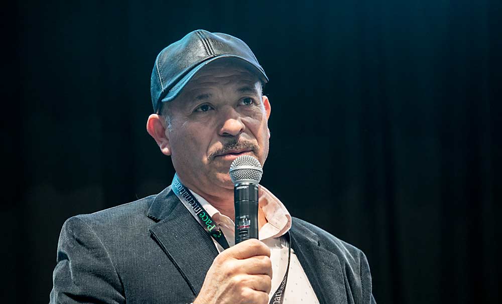 Ofelio Borges habla en las sesiones en español de la reunión anual de la Asociación de Árboles Frutales del Estado de Washington en Kennewick, Washington, el 5 de diciembre de 2023. (TJ Mullinax/Good Fruit Grower)