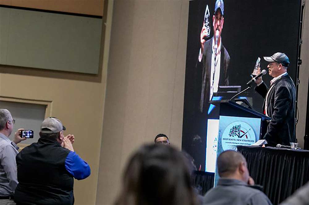 Ofelio Borges recibió el Premio al Liderazgo Latino en la sesión en español de la reunión anual de la Asociación de Árboles Frutales del Estado de Washington (WSTFA) en Kennewick, Washington, el 5 de diciembre de 2023. (TJ Mullinax/Good Fruit Grower)