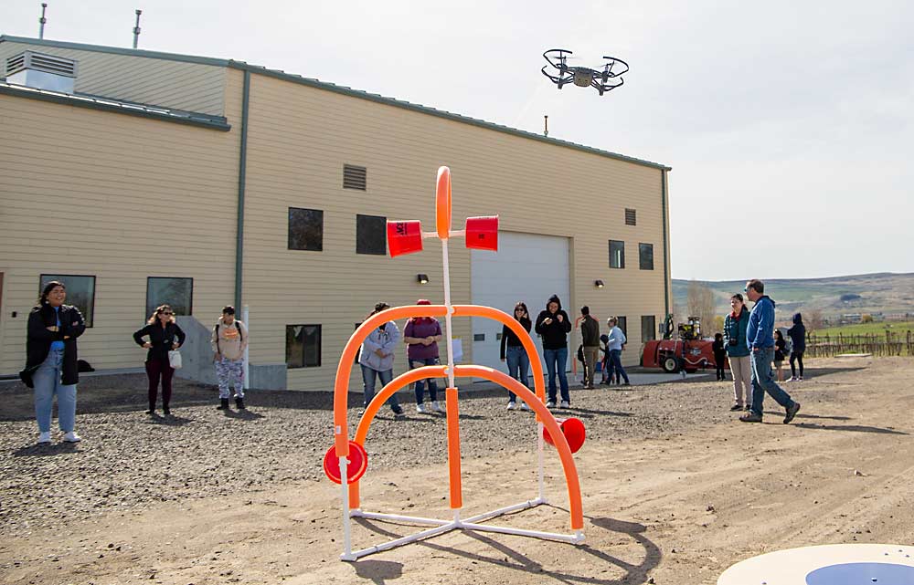El Instituto AgAID se dedica principalmente a la investigación, pero parte de su misión consiste en reclutar a la próxima generación de trabajadores agrícolas expertos en la tecnología. Hacer que los jóvenes participen en circuitos de obstáculos de drones es sólo una de sus estrategias. (Ross Courtney/Good Fruit Grower)