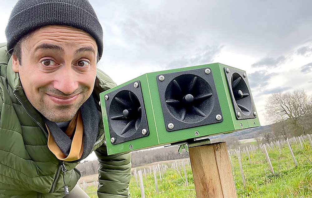 Max von Olfers, un agricultor del sur de Francia que se define a sí mismo como un "geek de la tecnología", creó su propio chatbot agrícola de inteligencia artificial llamado agri1, sólo por curiosidad. Desde entonces el chatbot ha respondido a miles de preguntas de todo el mundo, dijo. Aquí experimenta con un disuasor ultrasónico para venados. (Cortesía Max von Olfers)