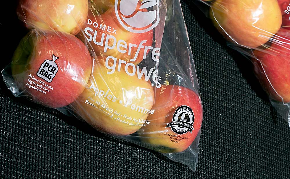 Manzanas de la variedad Ambrosia están envasadas en una nueva bolsa de plástico reciclado en diciembre en Monson Fruit, Selah, Washington. Este tipo de bolsa es una de las formas en que la industria frutícola intenta satisfacer tanto las demandas de envasado ecológico como la comodidad para el consumidor. (Ilustración fotográfica de TJ Mullinax/Good Fruit Grower)