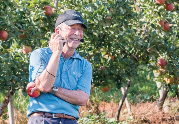 Bruce Allen shared the challenges of growing Honeycrisp apples during a field day held at his Chiawana Orchards in Gleed, Washington. He cautioned growers from planting more Honeycrisp unless they have the right location, can plant new strains, and can grow the right size. (TJ Mullinax/Good Fruit Grower)