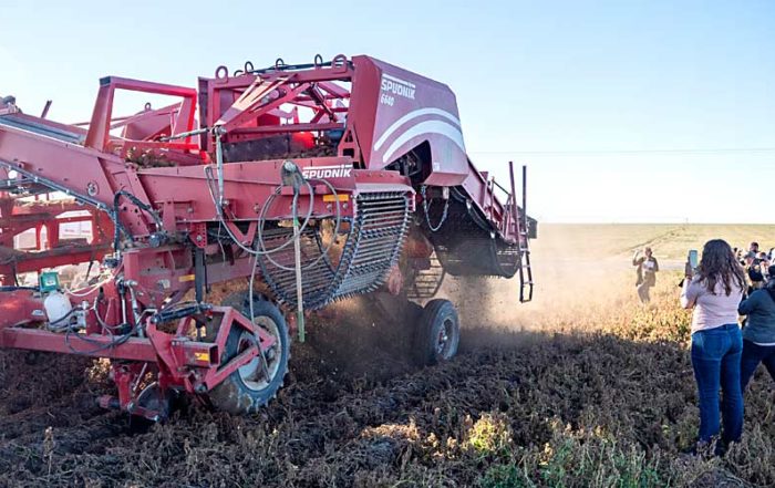 AgForestry Class 42 watches potato harvest at Friehe Farms in Moses Lake, Washington, in September. Each class typically travels to 13 seminars during its term, with 11 in Washington state, one in Washington, D.C., and one at an international destination. (Courtesy Craig Walter)