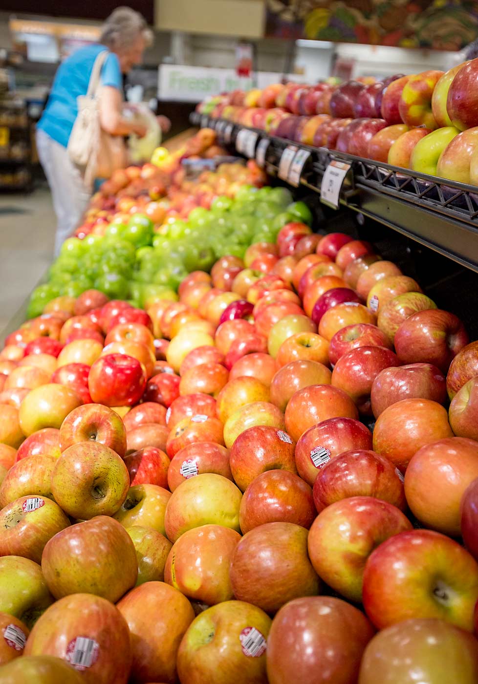 Randy Riley, director of produce merchandising for The Kroger Co., said there are too many apple varieties on grocery store shelves. Several varieties of apples, including these Fuji, are displayed at a Fred Meyer grocery store in Yakima, Washington, in 2015. Fred Meyer is part of Kroger. (TJ Mullinax/Good Fruit Grower)