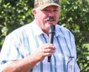 Jim Doornink speaks about bud count at the International Fruit Tree Association tour in Eastern Washington, July 2015. (TJ Mullinax/Good Fruit Grower)