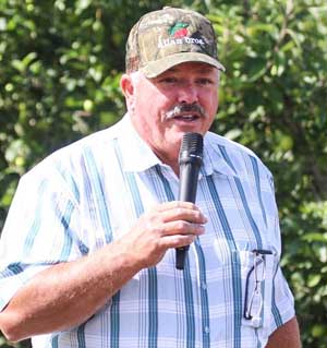 Jim Doornink는 2015년 7월 동부 워싱턴에서 열린 국제 과일 나무 협회 투어에서 새싹 수에 대해 이야기합니다. (TJ Mullinax/Good Fruit Grower)