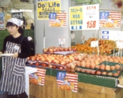 Washington apple samples from the 2000 harvest in Japanese retail stores in 2001. (File photo courtesy Washington Apple Commission)