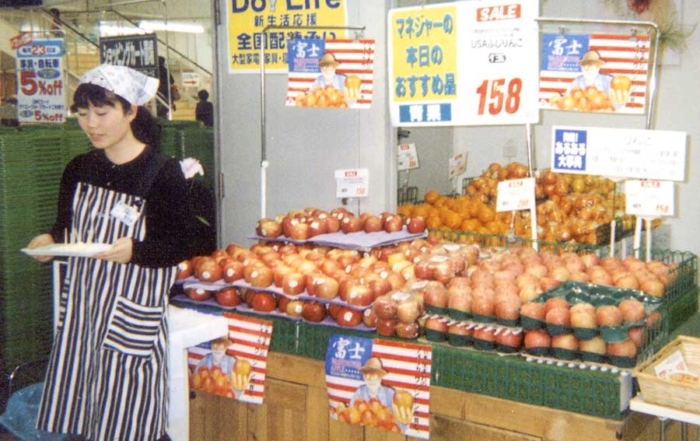 Washington apple samples from the 2000 harvest in Japanese retail stores in 2001. (File photo courtesy Washington Apple Commission)