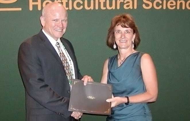 American Society for Horticultural Science past-president Fred Davies presents Beth Mitcham with the award for Outstanding International Horticulturist on August 4, 2015 in New Orleans, Louisiana. (Courtesy UC Davic-Horticulture Innovation Lab)