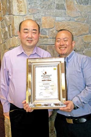 Victor Wang, left, and Philander Fan with the 2014 Marketing Campaign of the Year Award. Melissa Hansen/Good Fruit Grower