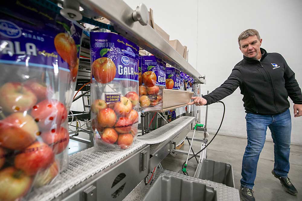 This Volmpack pouch bagging technology was developed for cherries, Bryon said, but cherries don’t stem-puncture each other when they drop into the bag. So, his team developed this lift modification to reduce the drop and protect the apples. (TJ Mullinax/Good Fruit Grower)