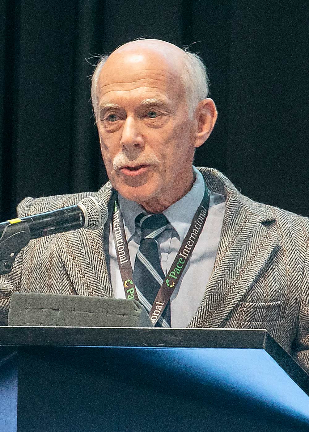 David Granatstein, a Washington State University professor emeritus of sustainable farming, discusses the organic apple market in December at the Washington State Tree Fruit Association Annual Meeting in Kennewick. (TJ Mullinax/Good Fruit Grower)