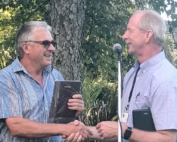 Richard Hoddy accepts the IFTA Grower of the Year award from Tim Welsh during the 2018 New Zealand tour. (Courtesy Karen Lewis)