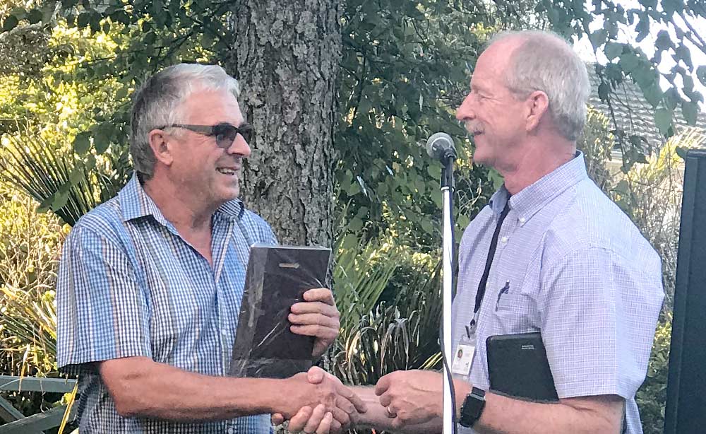 Richard Hoddy accepts the IFTA Grower of the Year award from Tim Welsh during the 2018 New Zealand tour. (Courtesy Karen Lewis)
