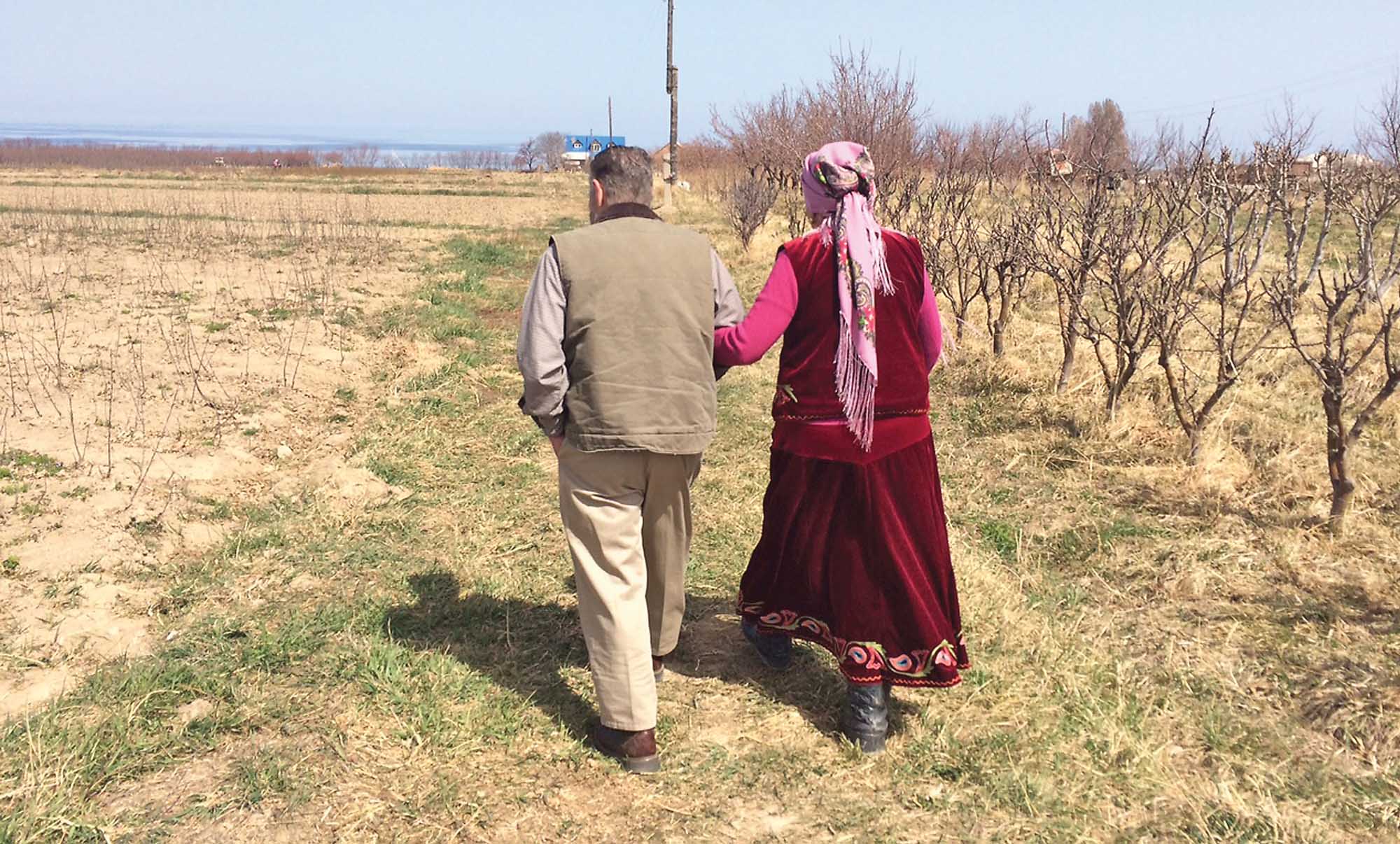 Cashmere orchardist Jim Koempel chats with Raisa Tologonova, an influential orchardist, breeder, and nursery owner in the Kyrgyz state of Issyk-Kul, who will be key in efforts to revive the region’s tree fruit industry. (Courtesy Randy Smith)