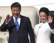 China President Xi Jinping and First Lady Peng Liyuan arrive at Paine Field in Everett, Washington on September 22, 2015. (Courtesy Governor Jay Inslee’s office)