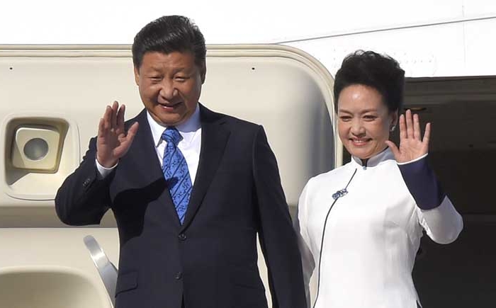 China President Xi Jinping and First Lady Peng Liyuan arrive at Paine Field in Everett, Washington on September 22, 2015. (Courtesy Governor Jay Inslee’s office)