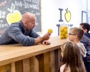 Postharvest manager Paul Esvelt explains what makes the Opal apple special at a “pop-up orchard” event in New York City, designed to build social media buzz about the variety exclusively owned by FirstFruits Marketing. (Courtesy FirstFruits Marketing)