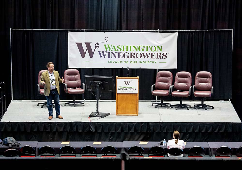 راب مک میلان از بخش شراب بانک سیلیکون ولی قبل از ارائه در نشست سالانه انجمن شراب خواران واشنگتن در سال 2020 مرحله را طی می کند.  رویداد امضا ، که اکنون به نام WineVit نامگذاری شده است ، امسال متفاوت خواهد بود ، با ارائه مجازی جایگزین بلندگوهای تریبون.  (TJ Mullinax / خوب پرورش دهنده میوه)